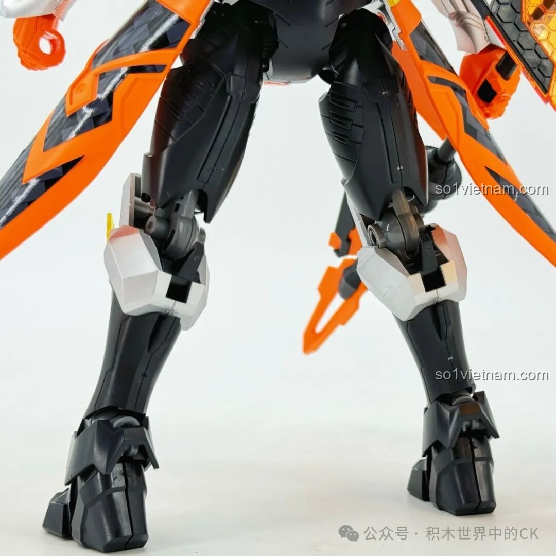 Cận cảnh phần giáp lưng của mô hình Mecha Triệu Vân Keeppley 78032, với các chi tiết trong suốt và họa tiết độc đáo.