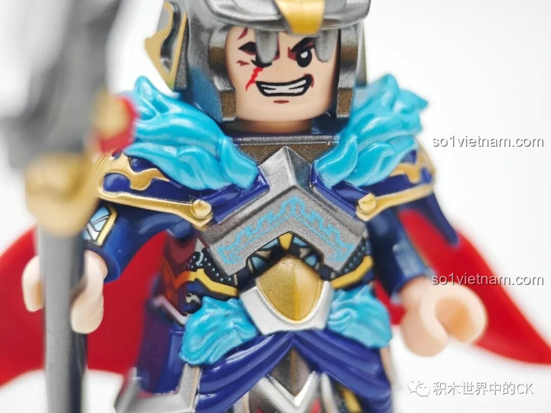 Ảnh chụp cận cảnh phần giáp ngực của minifigure Mã Siêu với các lớp lang và màu sắc tinh xảo.