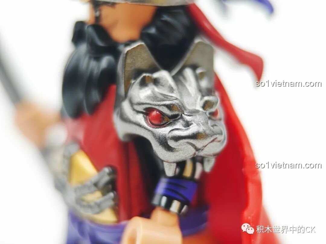 Ảnh chụp cận cảnh giáp vai hình đầu sói của minifigure Trương Phi với đôi mắt đỏ ngầu.