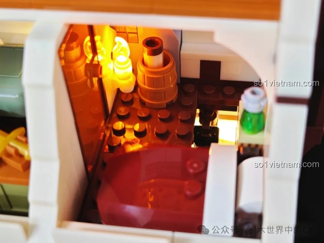 Cận cảnh chi tiết giường ngủ và các vật dụng trang trí khác trong tầng áp mái của mô hình Funwhole F9040.