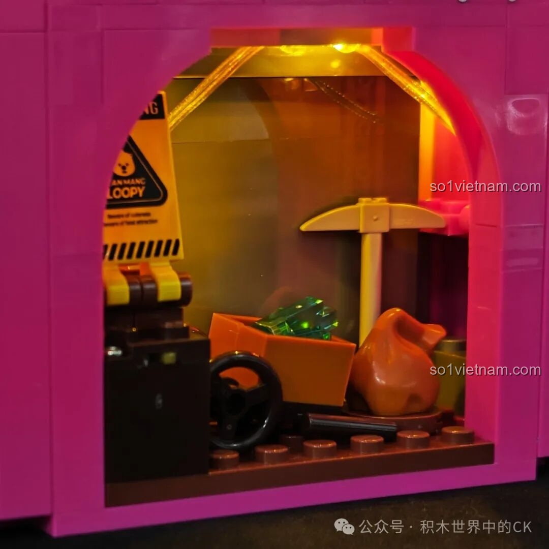 Cận cảnh hầm mỏ bí mật ở mặt sau máy slot khi bật đèn LED, tạo hiệu ứng ánh sáng huyền ảo.