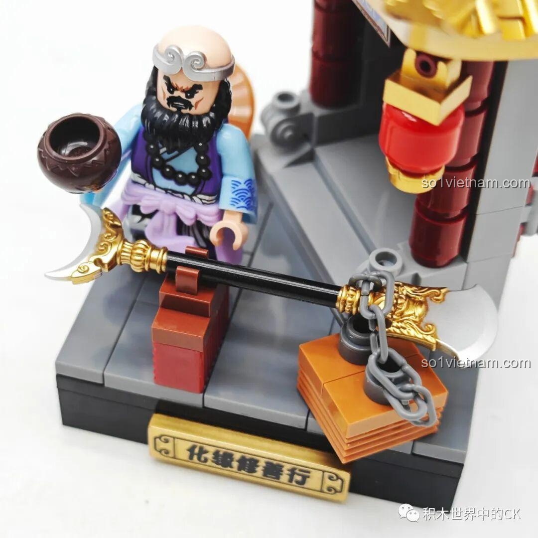 Cận cảnh gánh hành lý của Sa Tăng, với chi tiết dây xích và các thùng đồ được tái hiện.