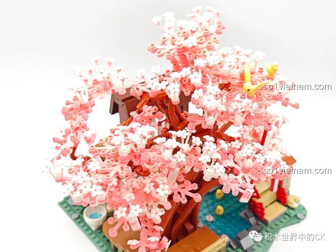 Cận cảnh những bông hoa anh đào được lắp ghép tỉ mỉ, thể hiện sự tinh xảo của bộ Keeppley K20901.