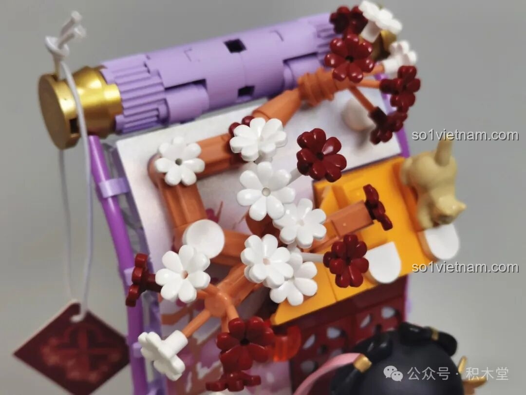 Cận cảnh những bông hoa mai trắng và đỏ trên cành cây trong bộ Nanci Mùa Đông.