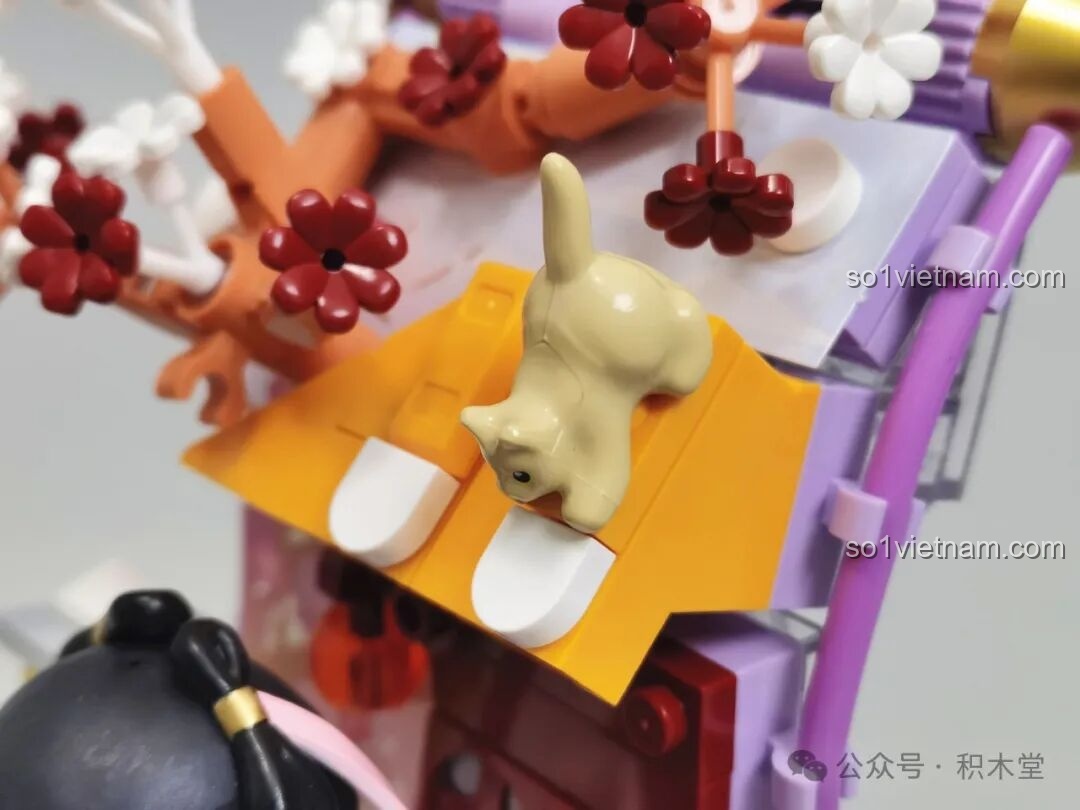 Cận cảnh cành hoa mai với hoa trắng và đỏ trong bộ TOP TOY Nanci mùa Đông.