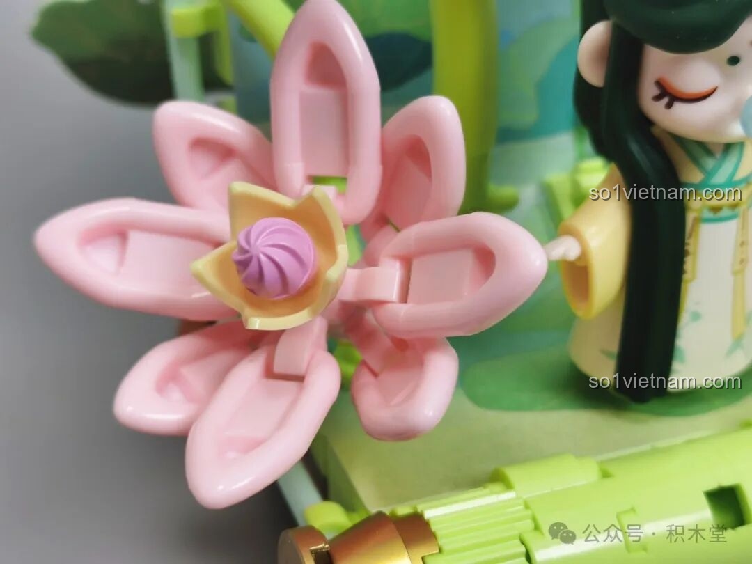 Cận cảnh chi tiết hoa sen được lắp ráp khéo léo trong bộ TOP TOY Nanci mùa Hạ.