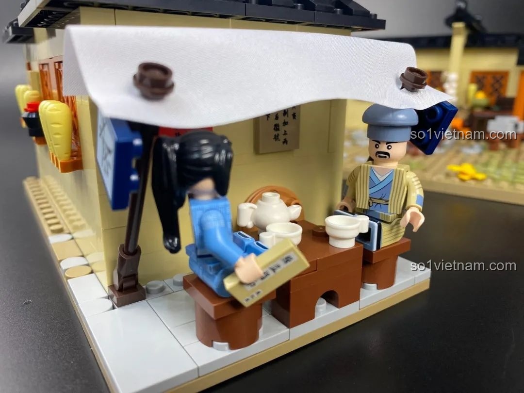 Cận cảnh hoạt cảnh các nhân vật đang ngồi uống trà và trò chuyện trong quán.