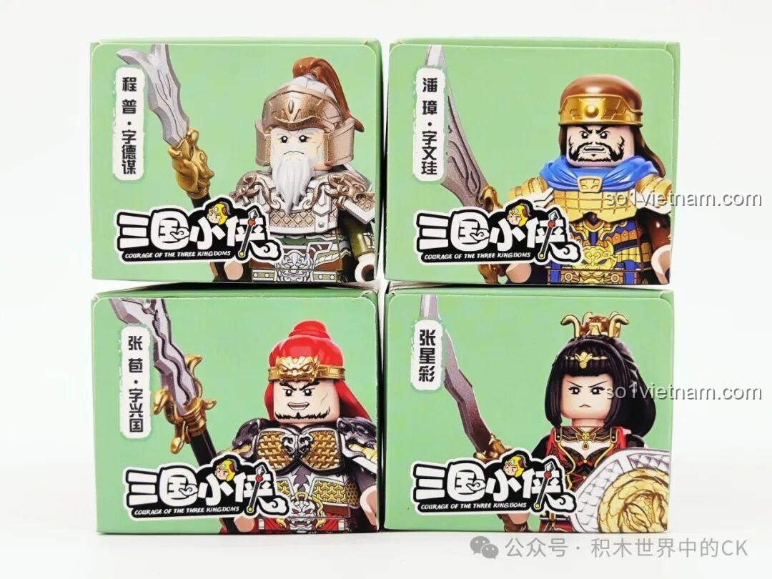 Ảnh chụp cận cảnh 4 hộp minifigure Decool Tam Quốc Tiểu Hiệp mùa 14 với hình ảnh nhân vật Trình Phổ, Phan Chương, Trương Bào, Trương Tinh Thái.