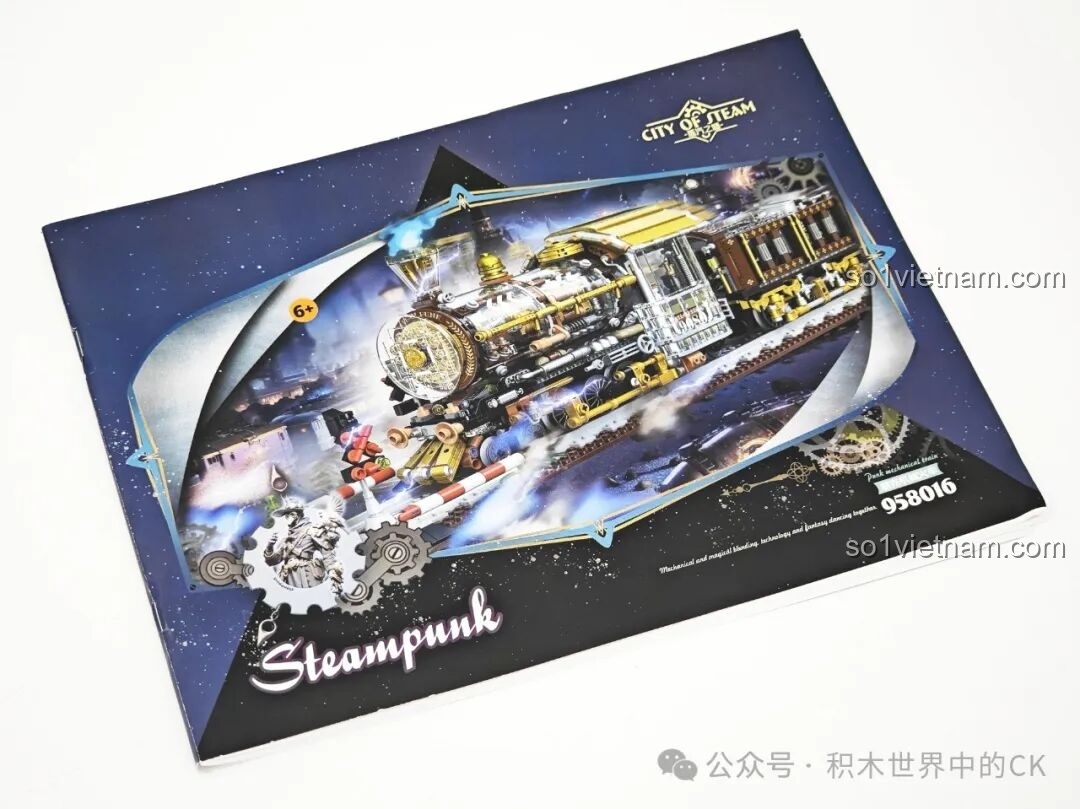 Ảnh chụp cận cảnh hộp đồ chơi mô hình Tàu Hỏa Hơi Nước ZHEGAO 958016, làm nổi bật phong cách Steampunk.