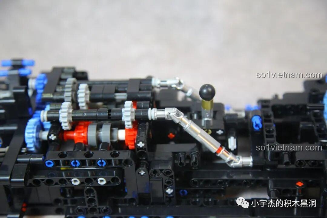 Cận cảnh cơ cấu hộp số 6 cấp của mô hình CBOX X001 với các bánh răng và cần gạt số, một chi tiết kỹ thuật ấn tượng.