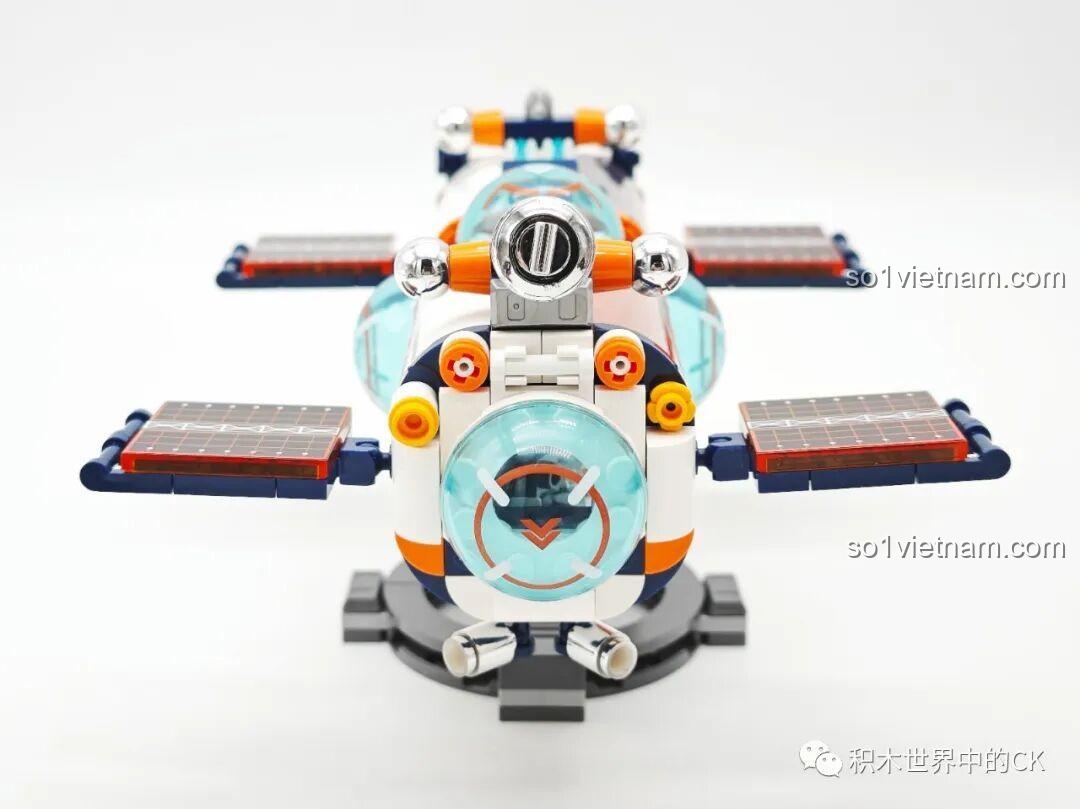 Cận cảnh phần đỉnh của mô hình trạm không gian JAKI JK8506, với các ăng-ten và thiết bị liên lạc.