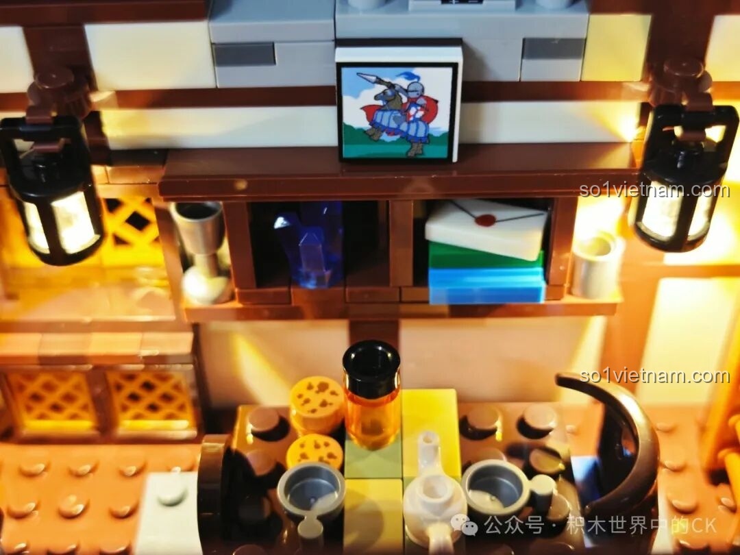 Cận cảnh kệ sách, tranh treo tường và bàn ăn trong bộ lắp ghép Ngôi nhà thợ rèn thời trung cổ Funwhole F9040.