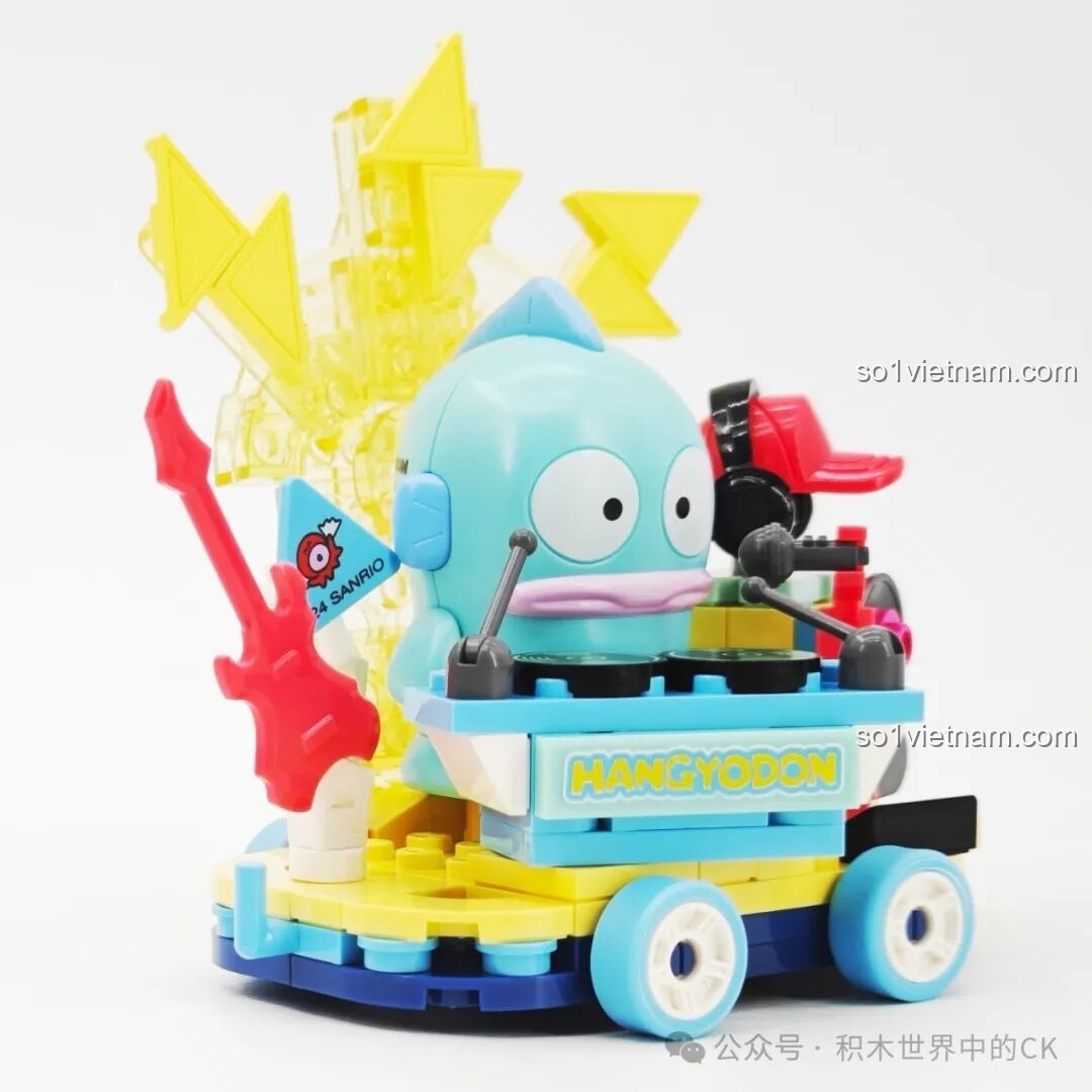 Cận cảnh mô hình Keeppley K20855 Sanrio Hangyodon Xe Hoa Điện Tử từ góc nhìn khác.