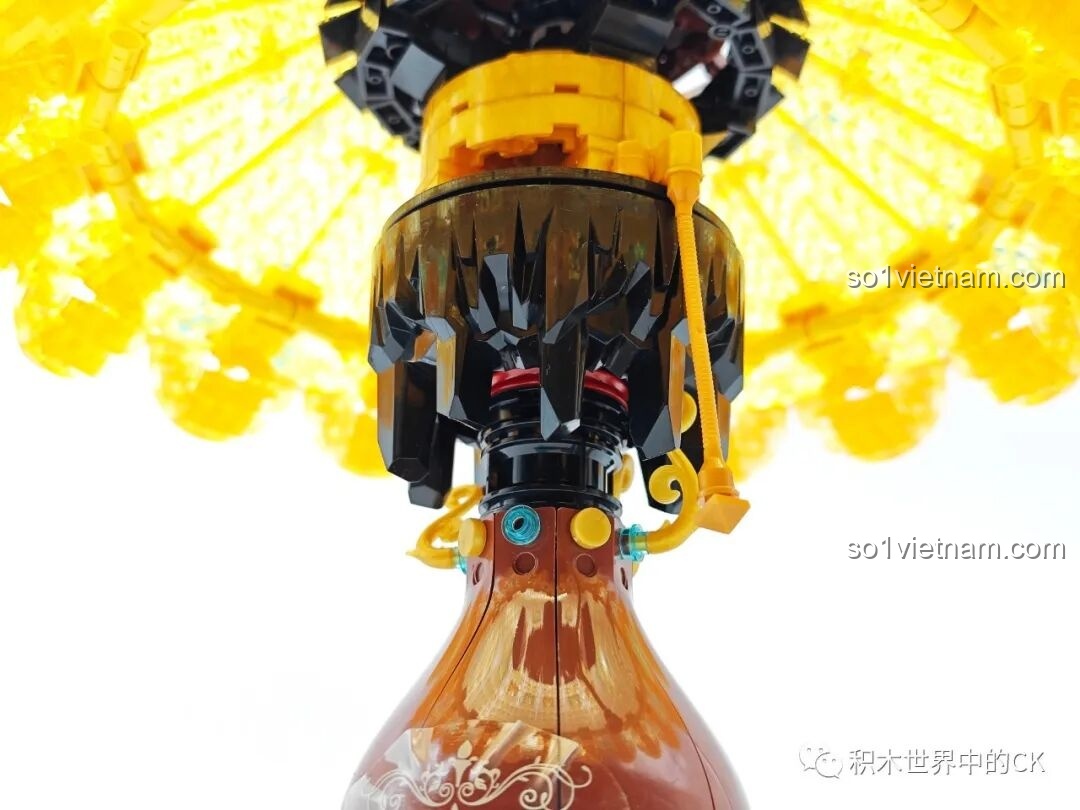 Cận cảnh các chi tiết kết nối giữa chao đèn và thân đèn của bộ Đèn Bàn Cổ Điển ZHEGAO 00398, được giấu khéo léo để đảm bảo thẩm mỹ.