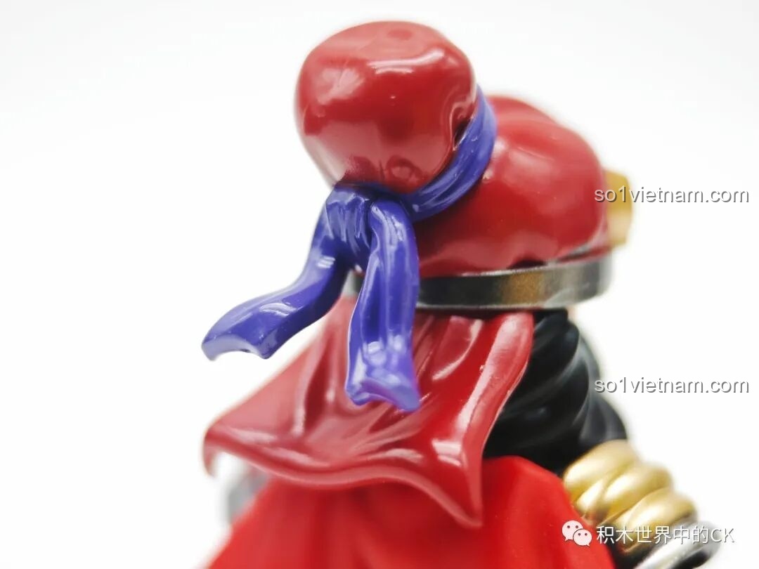 Ảnh chụp cận cảnh phần khăn buộc đầu màu tím của minifigure Trương Phi, tạo hình mềm mại.