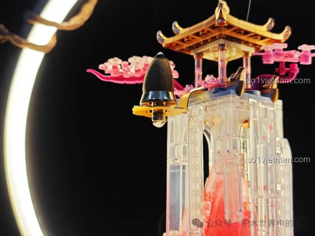 Cận cảnh dòng khói trầm chảy ngược len lỏi qua các cột của Vọng nguyệt lâu, một tính năng độc đáo của sản phẩm EMUE.