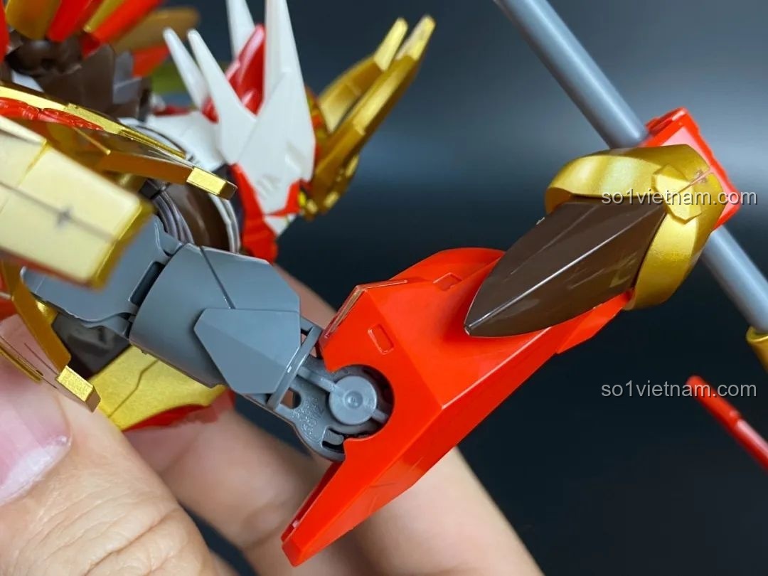 Cận cảnh chi tiết khớp chân của mô hình Tôn Ngộ Không, thiết kế chắc chắn, đảm bảo mô hình đứng vững.