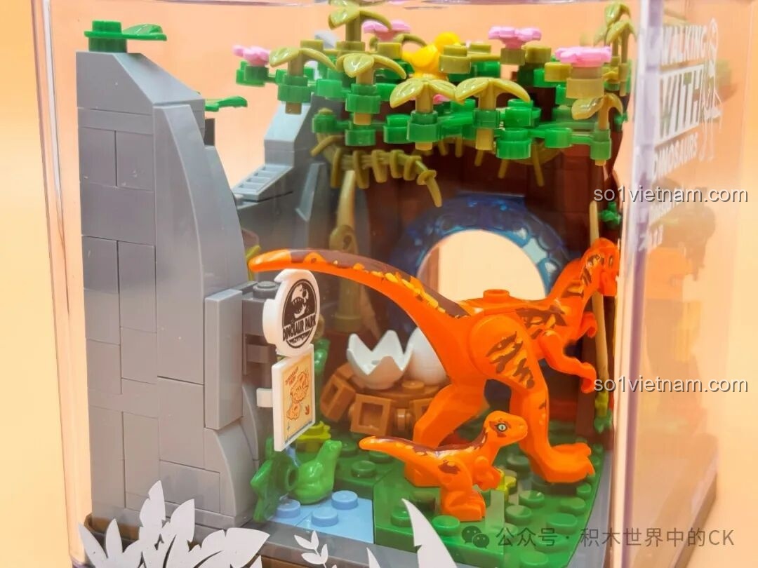 Cận cảnh mẹ con khủng long Velociraptor và tổ trứng trong bộ ZHEGAO 971016, một đồ chơi mô hình Cảnh quan công viên kỷ Jura mini.