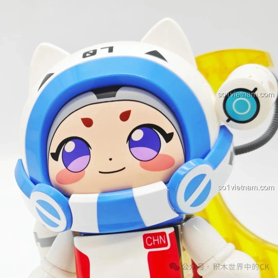 Cận cảnh khuôn mặt đáng yêu của Lỗ Ban 7 trong bộ lắp ghép Keeppley K21107, với đôi mắt to tròn, má hồng và nụ cười tươi tắn, chi tiết in ấn sắc nét.