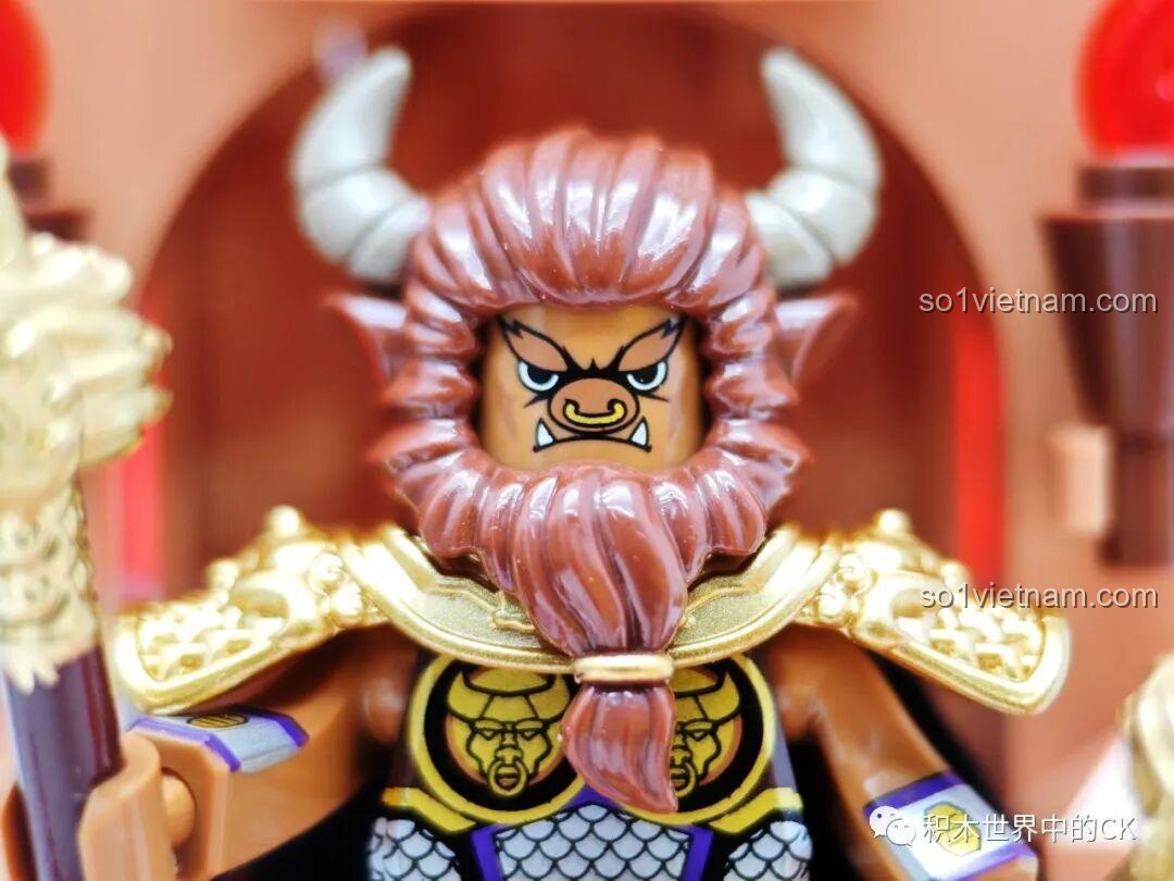 Cận cảnh khuôn mặt của minifigure Ngưu Ma Vương, với đôi mắt giận dữ và cặp sừng trâu đầy uy lực.
