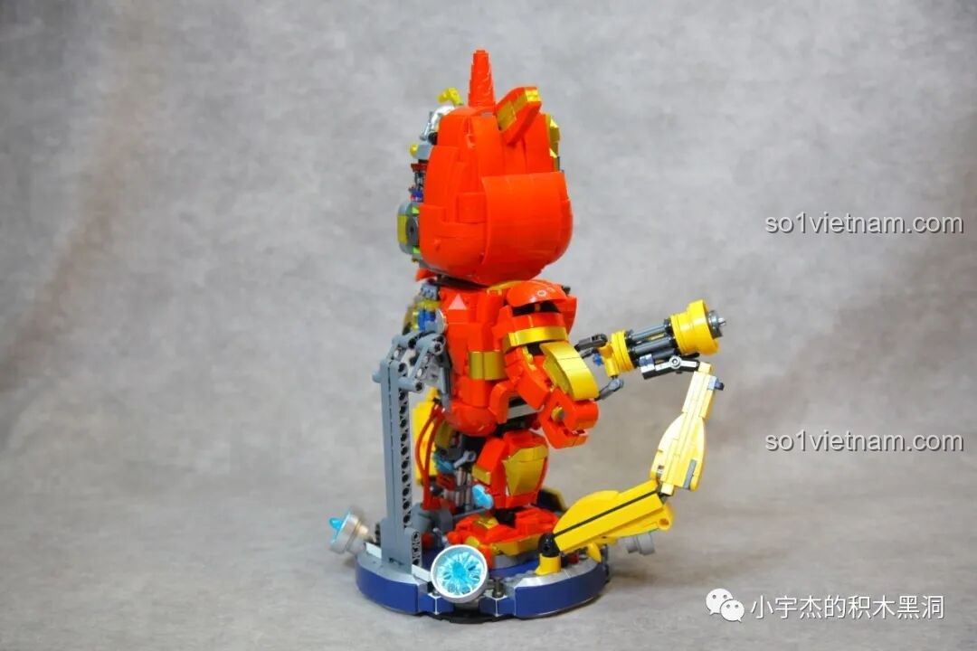 Cận cảnh phần khuôn mặt của Robot Kỳ Lân Sắt ZHEGAO GZ8008 với thiết kế nửa trong suốt.