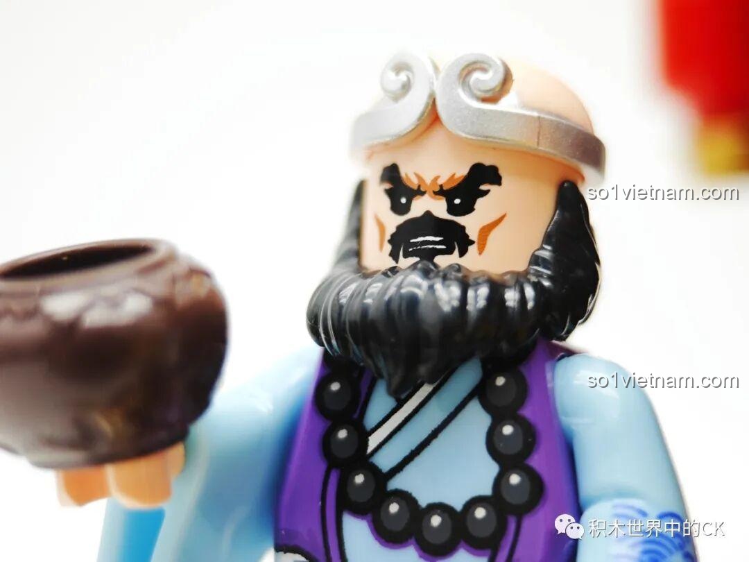 Cận cảnh khuôn mặt nghiêm nghị và bộ râu của minifigure Sa Tăng.