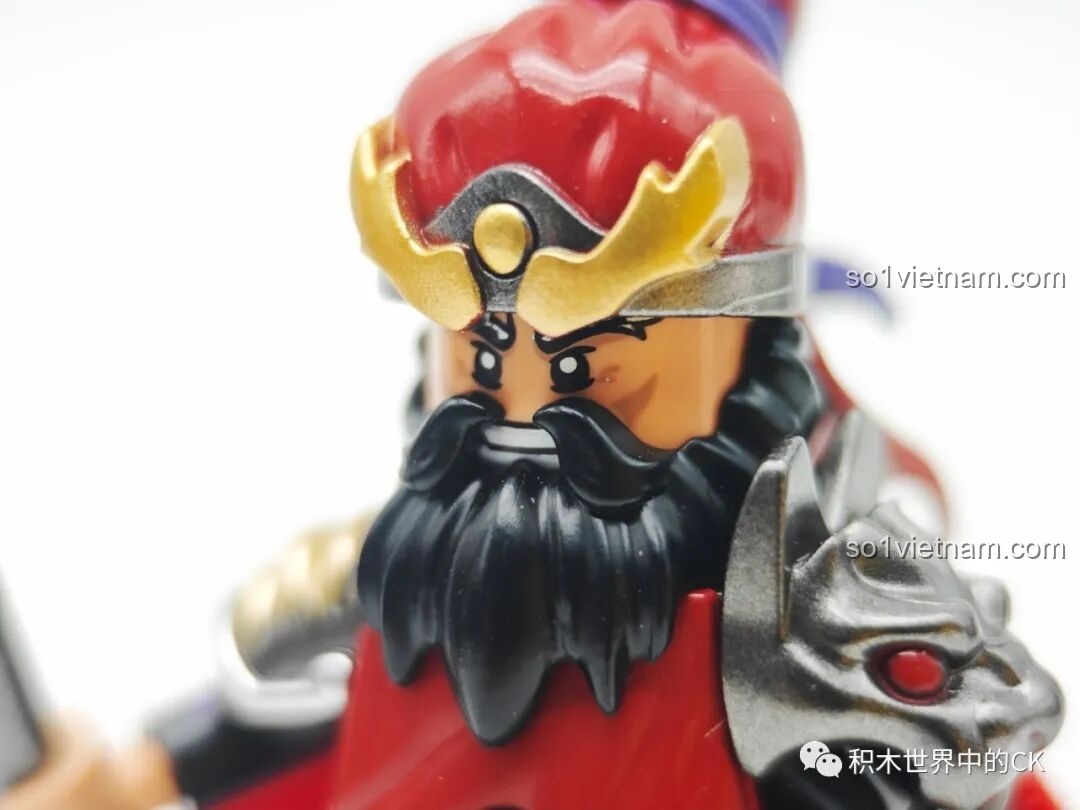 Ảnh chụp cận cảnh khuôn mặt của minifigure Trương Phi với bộ râu rậm và ánh mắt cương nghị.