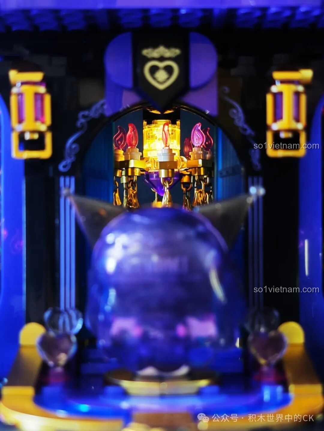 Cận cảnh minifigure Kuromi đứng ở cửa chính bộ lắp ghép Kuromi's Purple Crystal Castle TOP TOY.