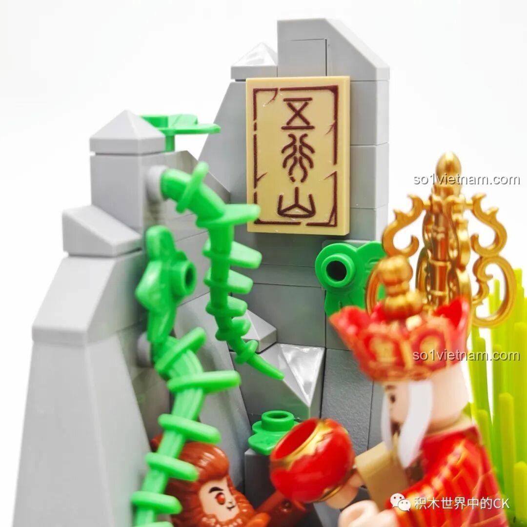 Cận cảnh lá bùa được dán trên núi Ngũ Hành, chi tiết quan trọng trong câu chuyện Tây Du Ký được tái hiện.