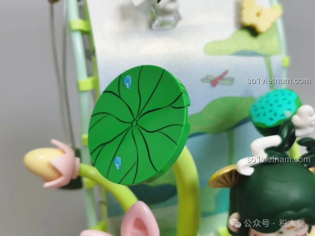 Cận cảnh chi tiết lá sen được in hình gân lá và giọt sương trong bộ TOP TOY Nanci mùa Hạ.