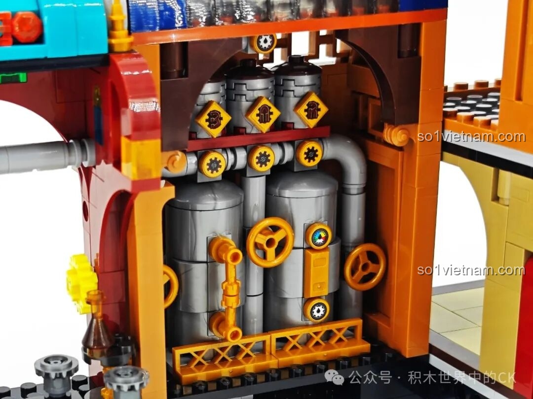 Cận cảnh các lò hơi và van điều khiển trong mô hình ZHEGAO 958013, với các chi tiết nhỏ như đồng hồ đo áp suất.