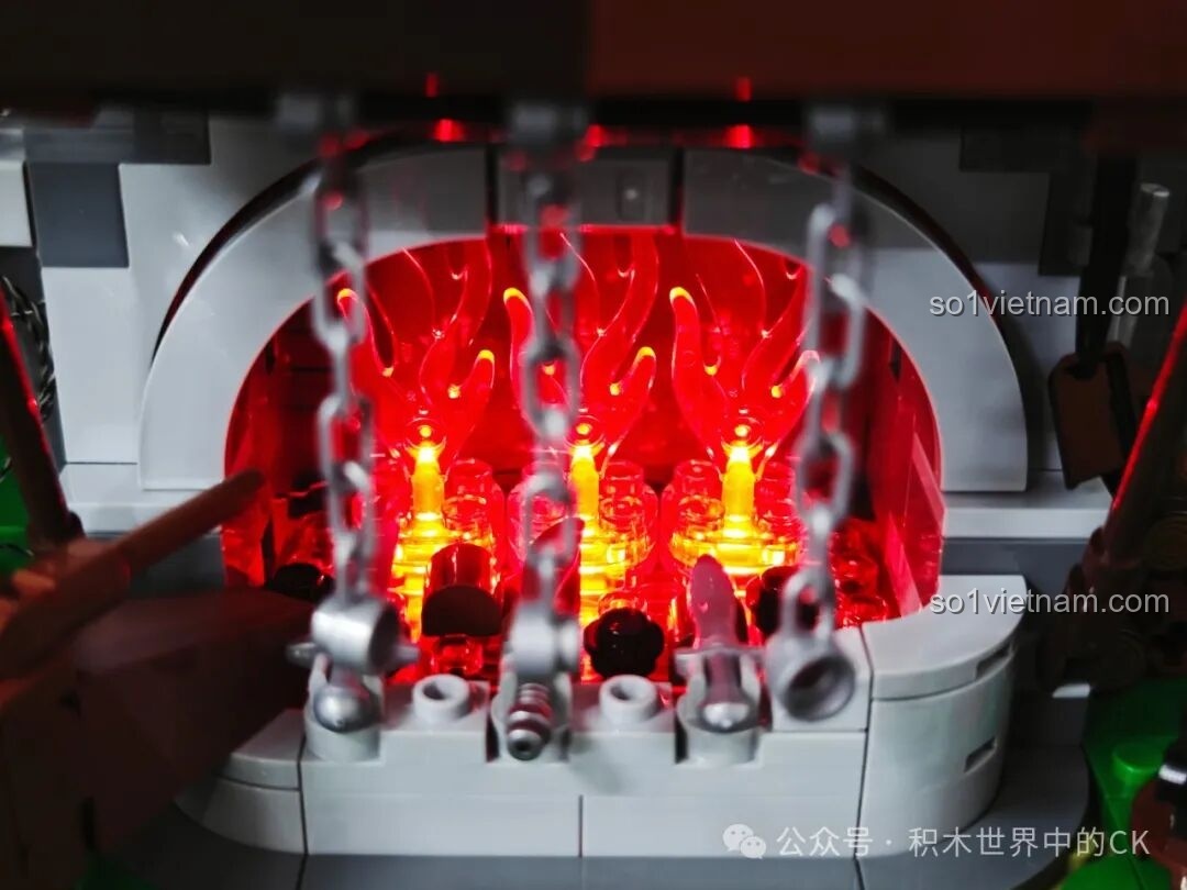 Ảnh chụp siêu cận cảnh bên trong lò rèn Funwhole F9040, các mảnh ghép trong suốt và đèn LED tạo hiệu ứng lửa cháy.