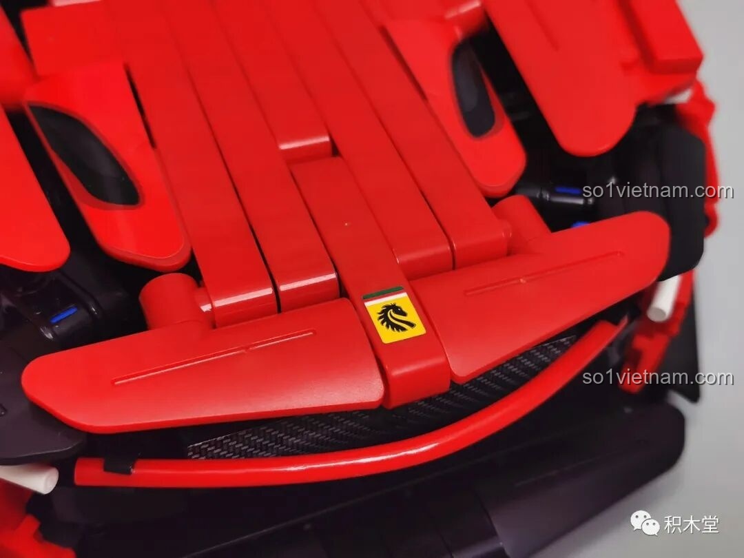 Cận cảnh logo trên đầu xe của mô hình Panlos Brick 3006, một chi tiết decal nhỏ nhưng tạo điểm nhấn.