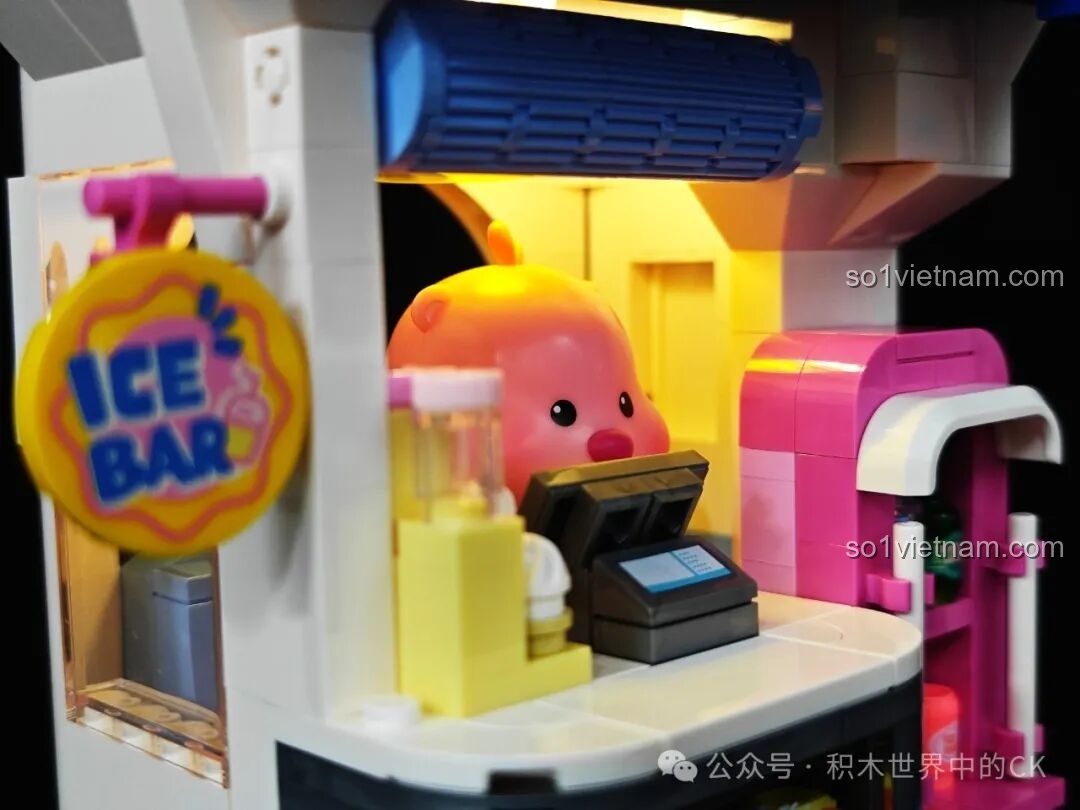 Cận cảnh Loopy trong bồn tắm với ánh đèn LED vàng ấm áp, một hình ảnh rất dễ thương và thư giãn.