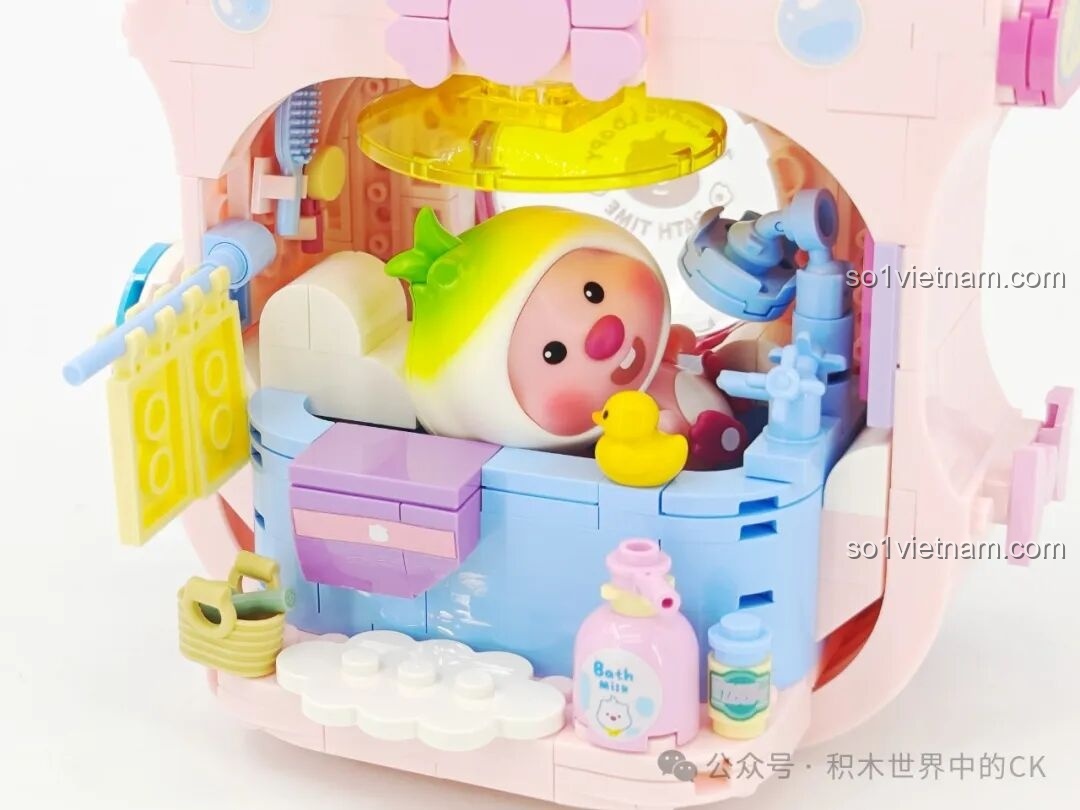 Cận cảnh Zanmang Loopy và chú vịt vàng trong bồn tắm, xung quanh là các chi tiết phòng tắm được lắp ráp tỉ mỉ.