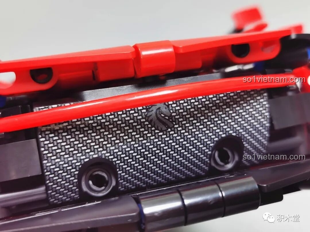 Cận cảnh lưới tản nhiệt phía trước với họa tiết giả carbon được tạo ra từ decal dán.