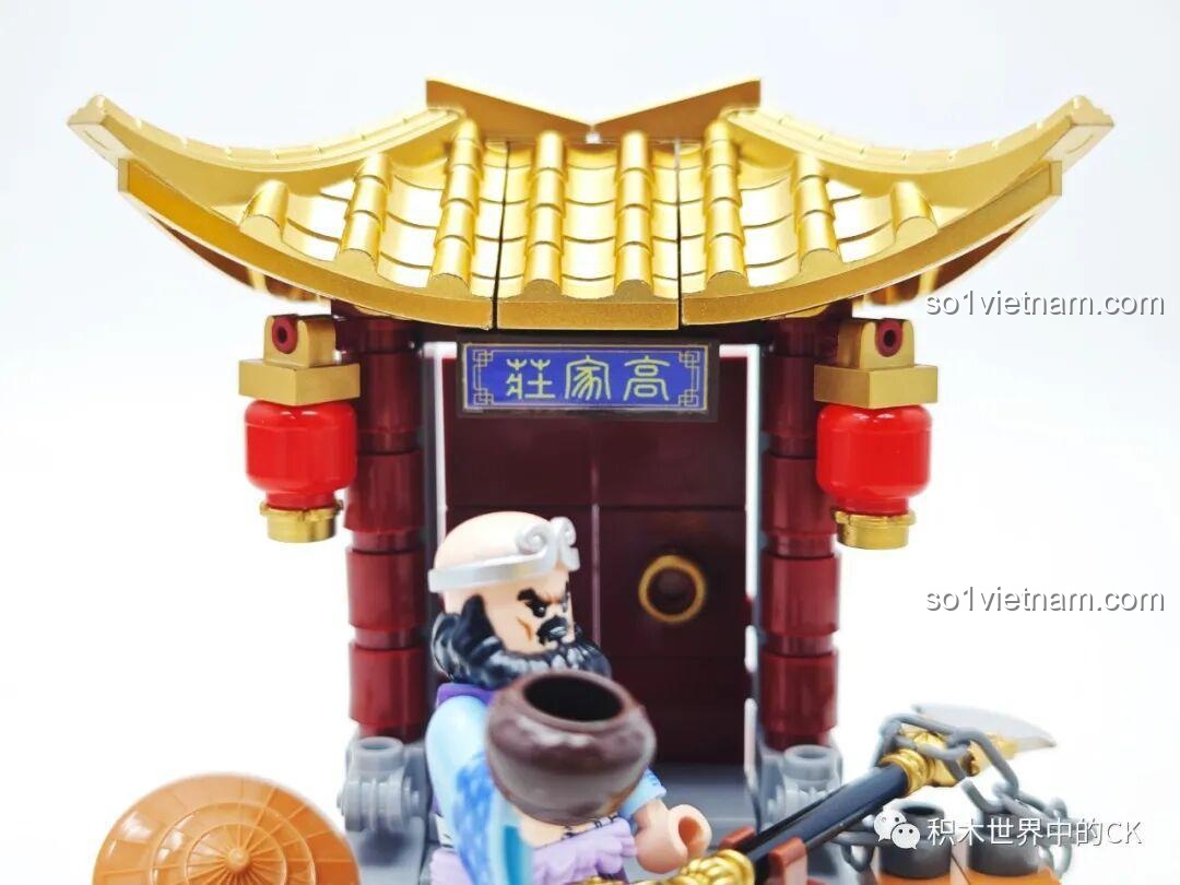 Cận cảnh mái chùa cong màu vàng và đèn lồng đỏ, các chi tiết kiến trúc đặc trưng.