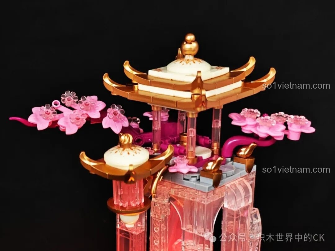 Cận cảnh phần mái cong màu vàng gold và hoa anh đào của bộ lắp ghép Đình Phú Nguyệt Mộng Lưu Ly EMUE.