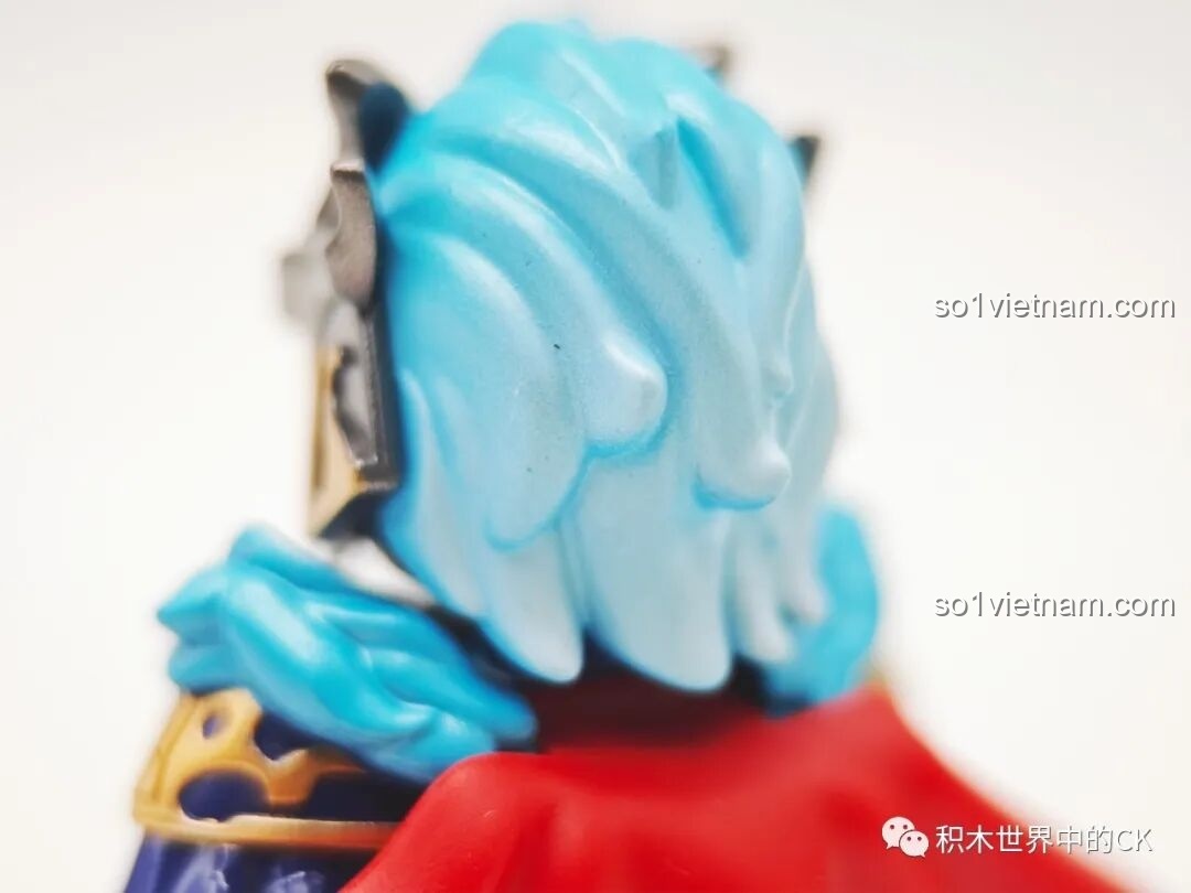 Ảnh chụp cận cảnh mái tóc màu xanh lam của minifigure Mã Siêu với hiệu ứng chuyển màu nhẹ.