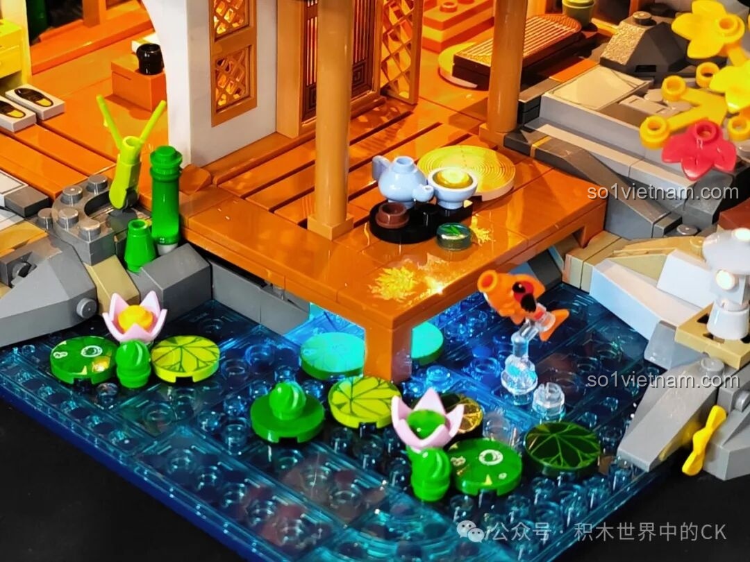 Cận cảnh mặt trước của Nhà Trọ Rừng Trúc L9075 khi lên đèn, một khung cảnh ấm cúng và mời gọi.