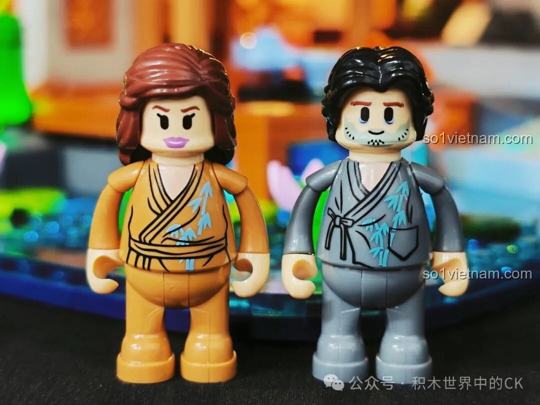 Cận cảnh hai minifigure của bộ Lumibricks L9075, đặc biệt là nữ khách trọ đang đắp mặt nạ dưa leo rất hài hước.