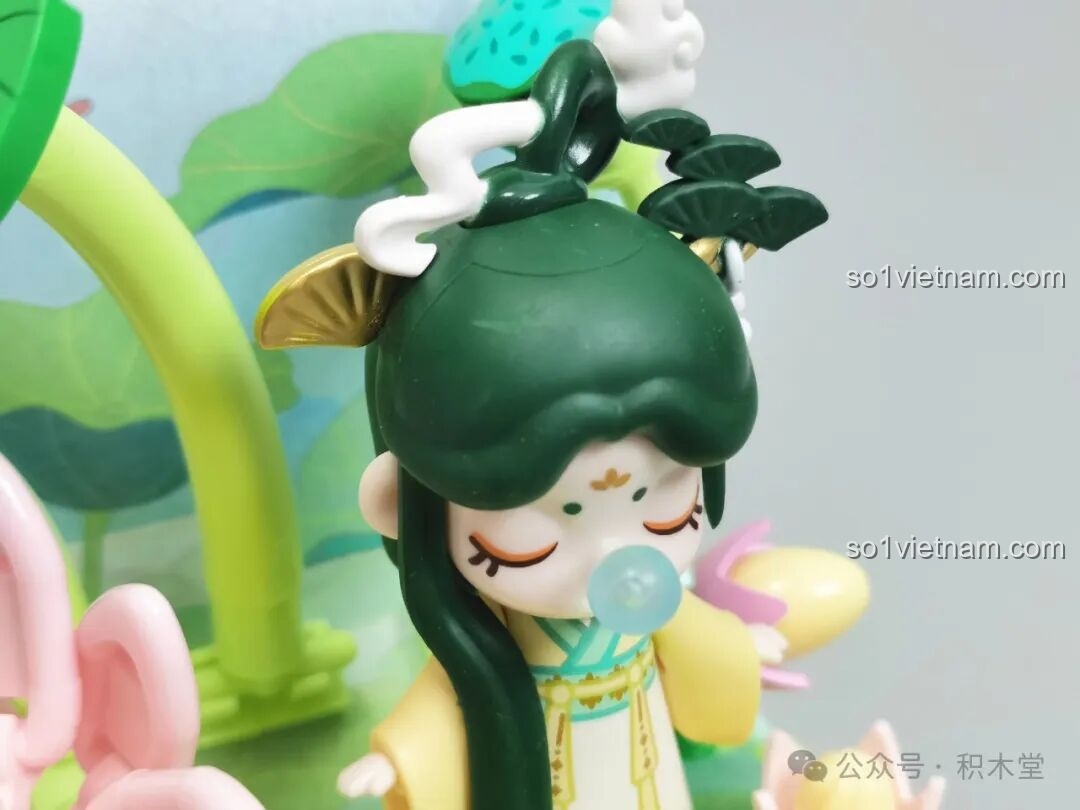 Cận cảnh khuôn mặt và mái tóc của minifigure Nanci Mùa Hạ trong bộ lắp ráp TOP TOY.