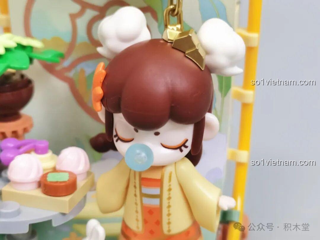 Ảnh chụp cận cảnh khuôn mặt của minifigure Nanci mùa Thu, với biểu cảm thanh thản và các chi tiết trang phục tinh tế.