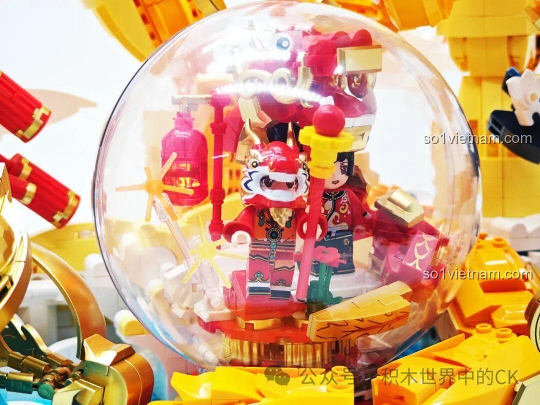 Nhìn rõ hơn hai minifigure bên trong quả cầu của mô hình Rồng Vàng Ôm Ngọc Keeppley K19908.