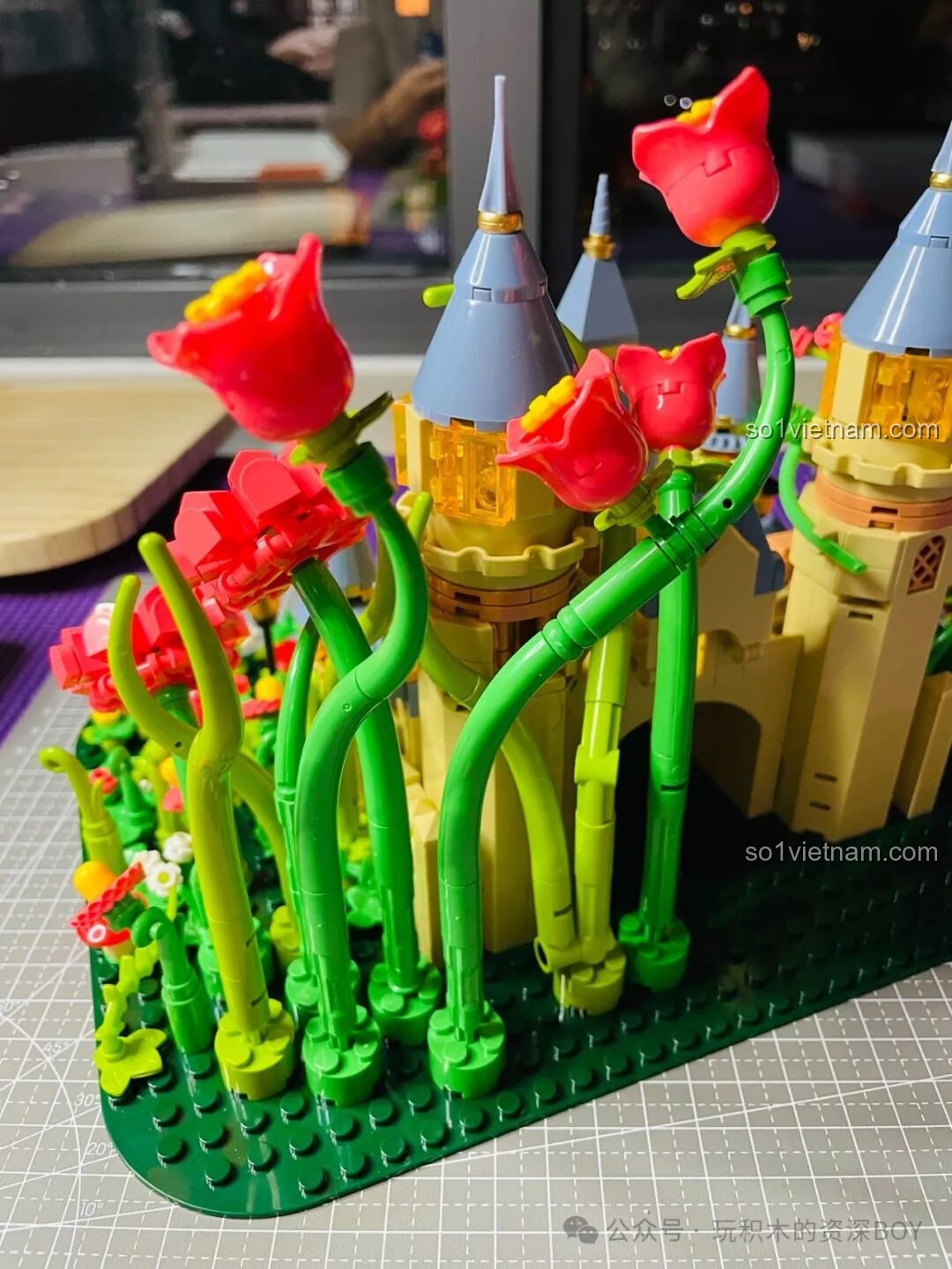 Cận cảnh hai nhân vật minifigures Hoàng tử và Công chúa nhỏ của Lâu Đài Hoa Rừng Femibox S2238.