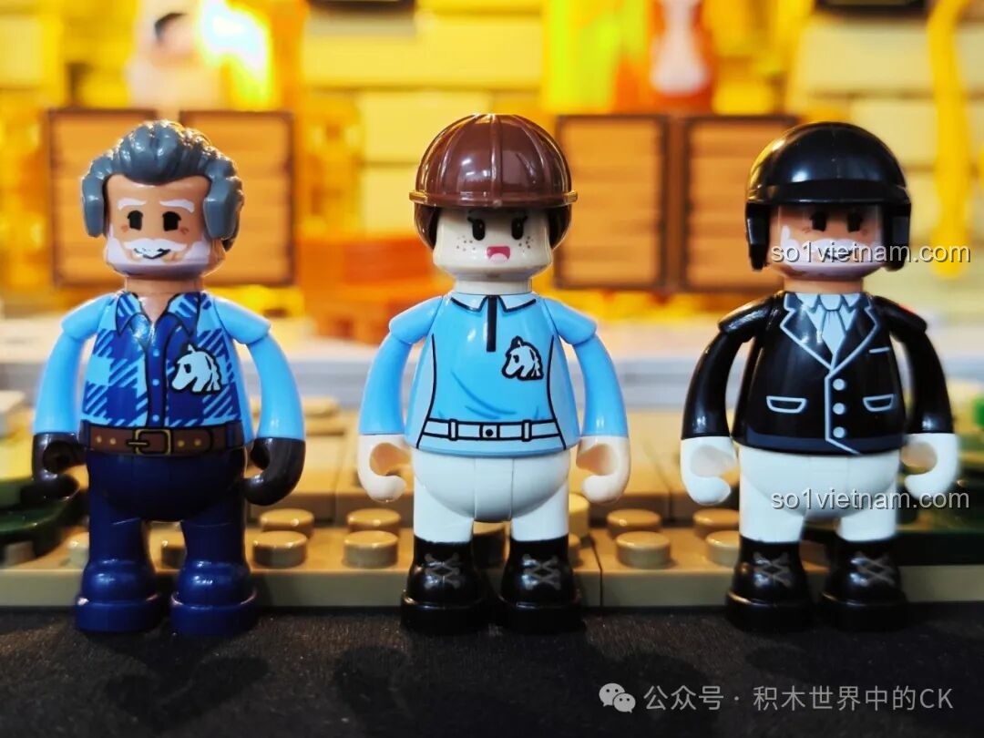 Ảnh chụp cận cảnh ba minifigures của bộ lắp ráp FunWhole F9080 với biểu cảm và trang phục độc đáo.