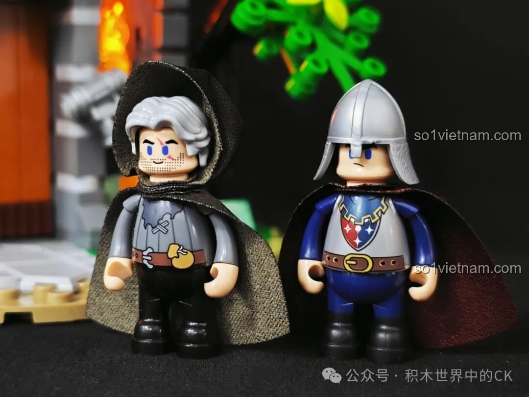 Ảnh chụp cận cảnh hai minifigures hiệp sĩ và nhân vật bí ẩn trong bộ Funwhole F9040, chi tiết in sắc nét và áo choàng vải.