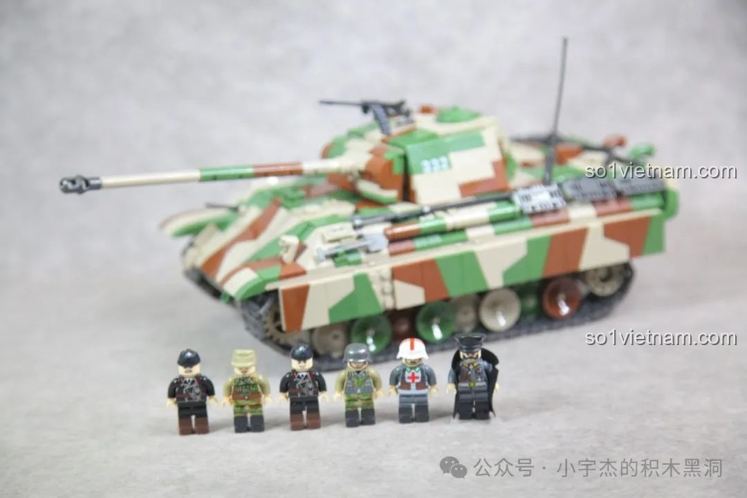 Cận cảnh 6 minifigures của bộ Quan Guan 100252, với trang phục và phụ kiện được in sắc nét.