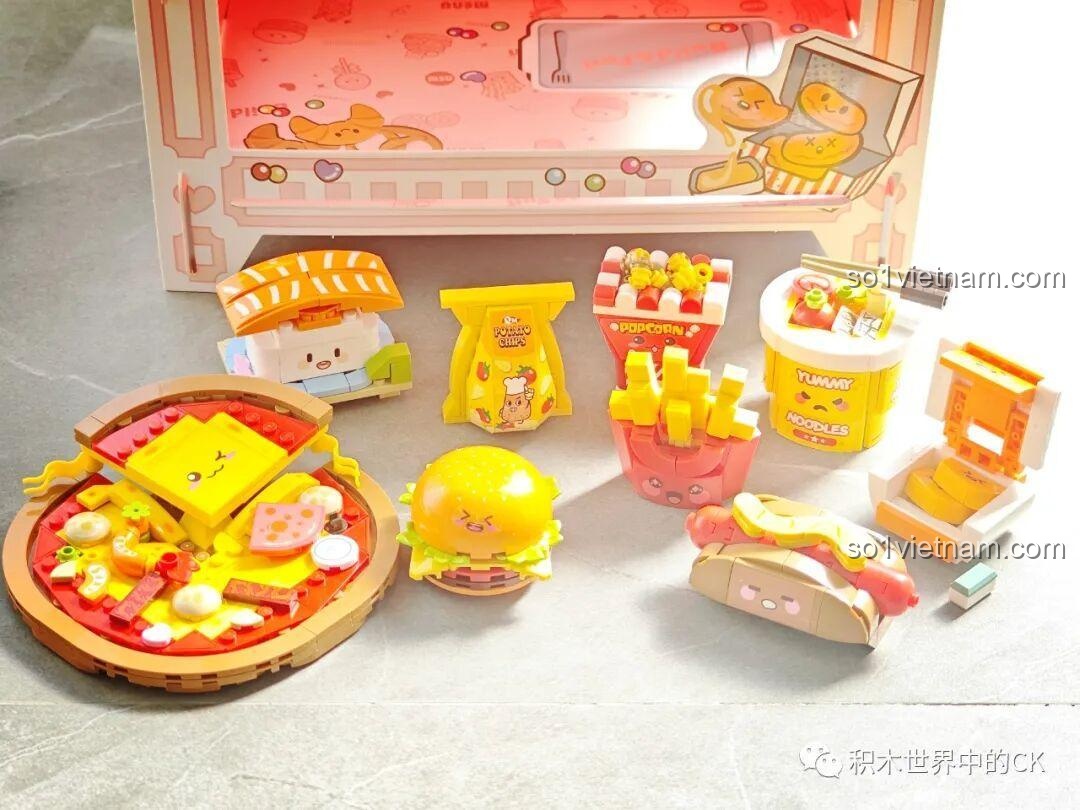 Cận cảnh các mô hình đồ ăn nhanh từ bộ QMAN 35018 như pizza, hamburger, sushi, khoai tây chiên, mì ly.