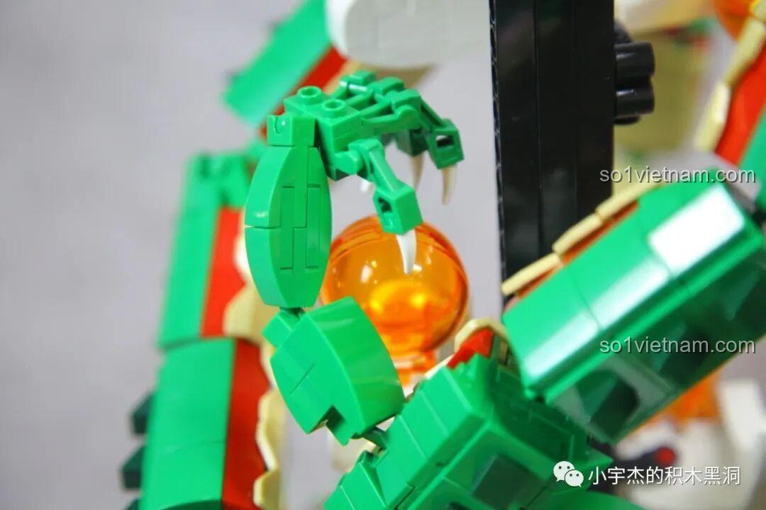 Cận cảnh móng vuốt của Rồng Thần đang ôm trọn viên ngọc rồng, một chi tiết quan trọng khi tạo dáng.